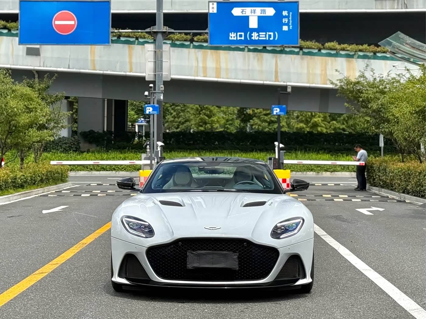 Aston Martin DBS