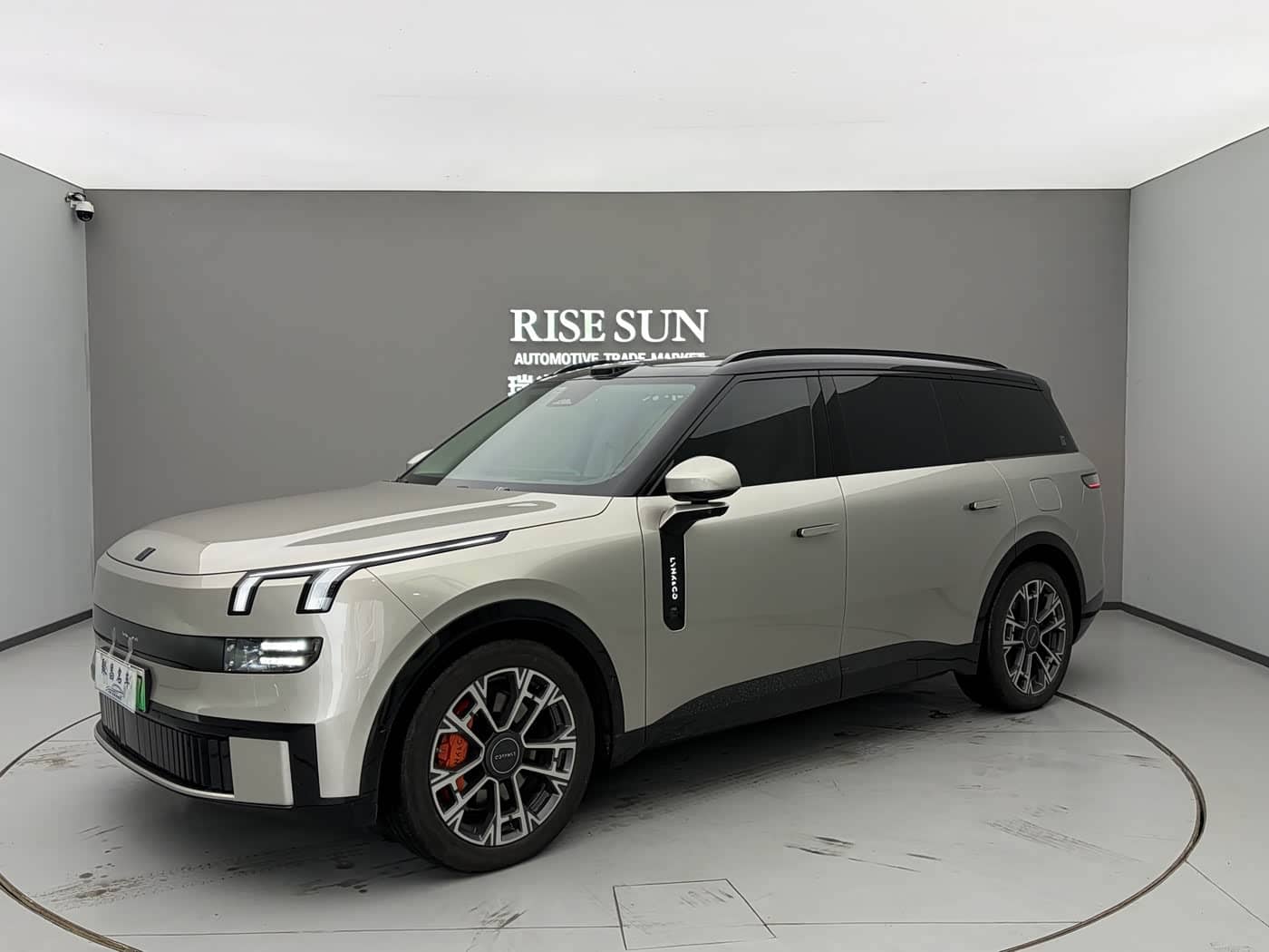 Lynk & Co 900