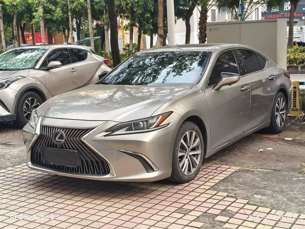 Lexus ES