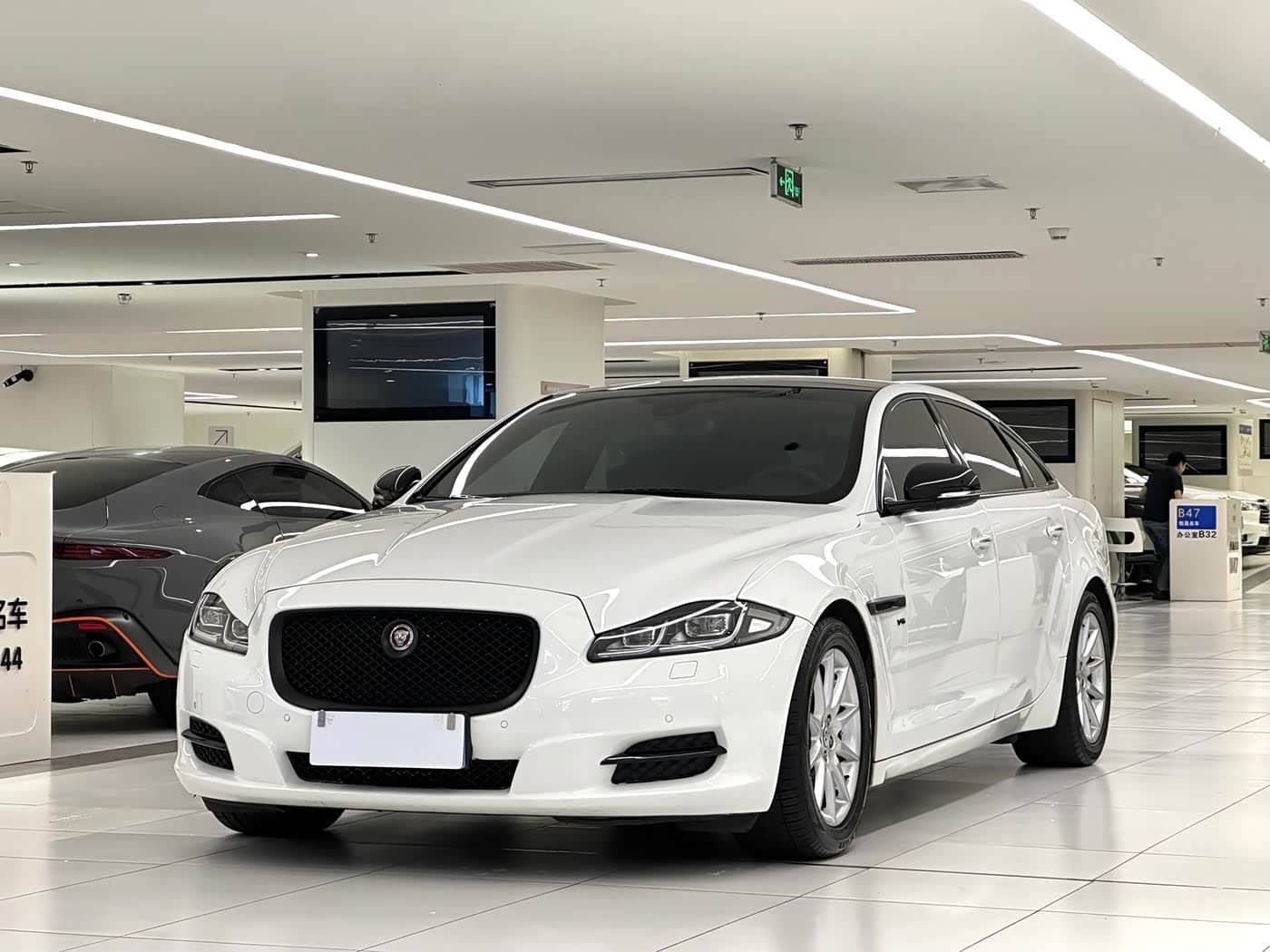 Jaguar XJ