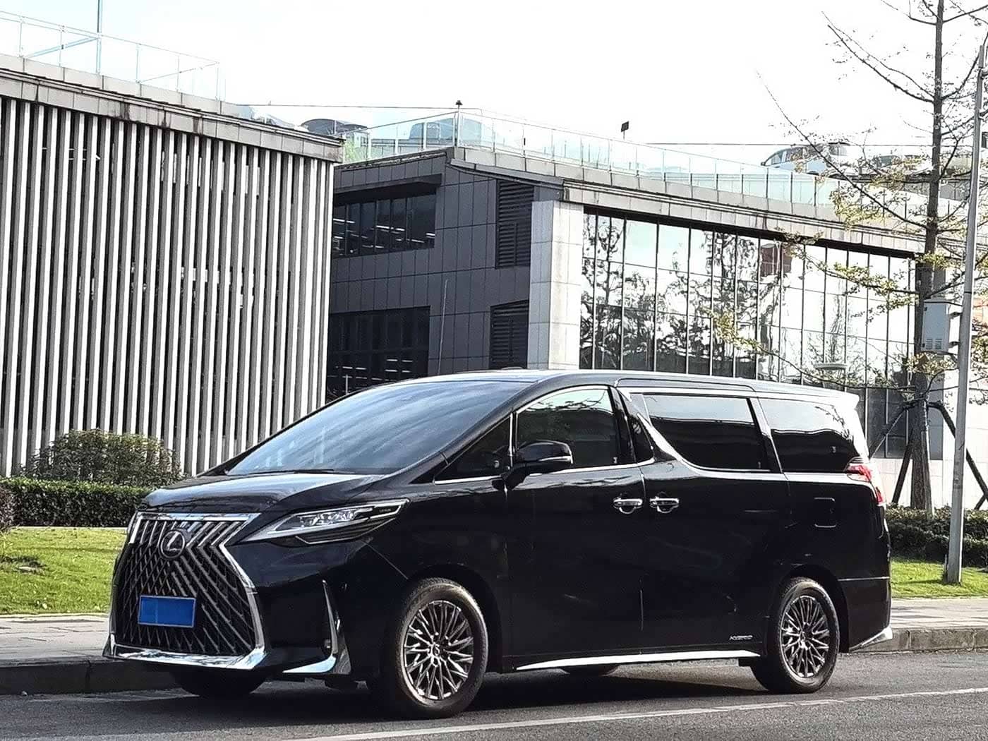 Lexus LM