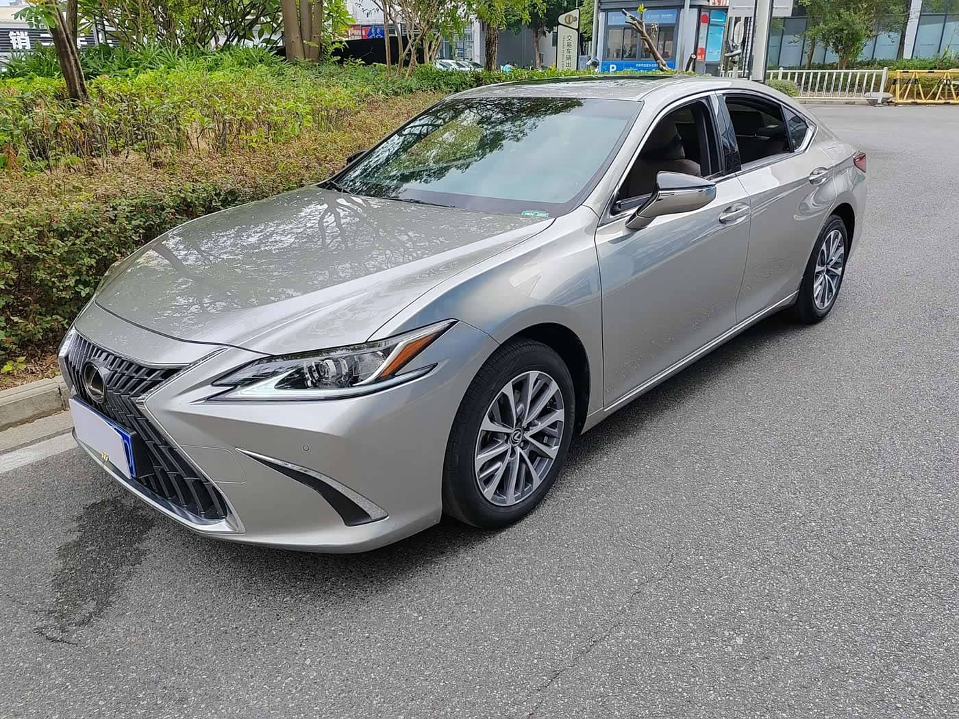 Lexus ES