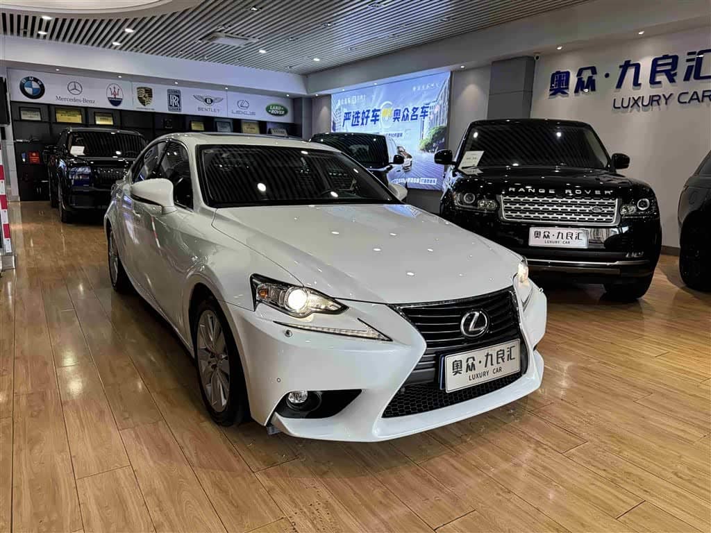 Lexus IS