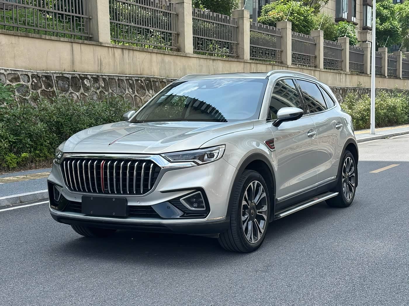 Hongqi HS5