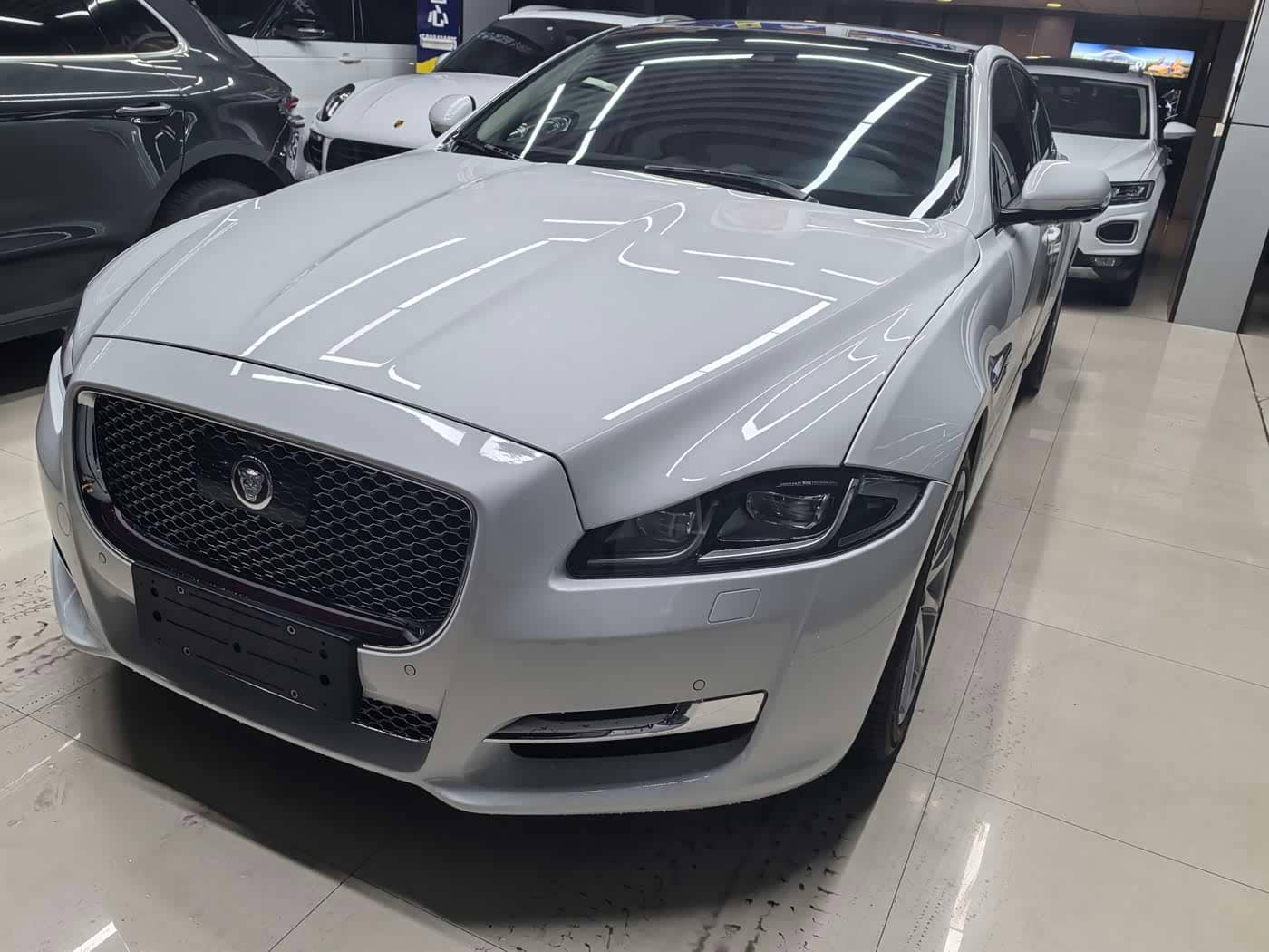 Jaguar XJ