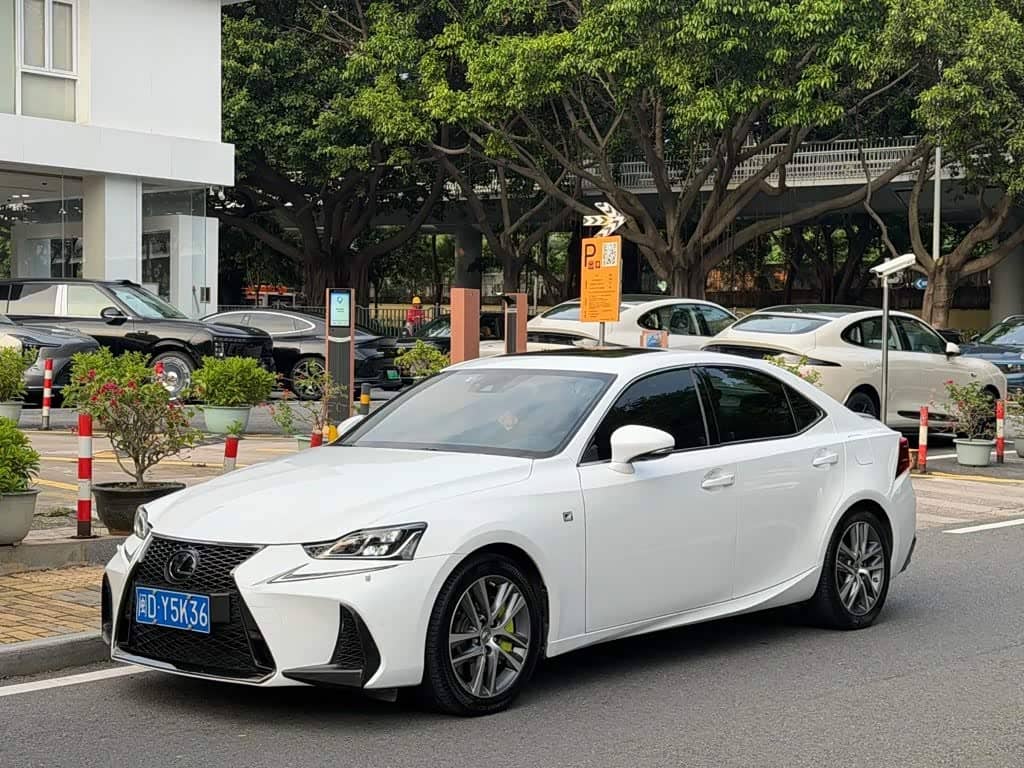 Lexus IS