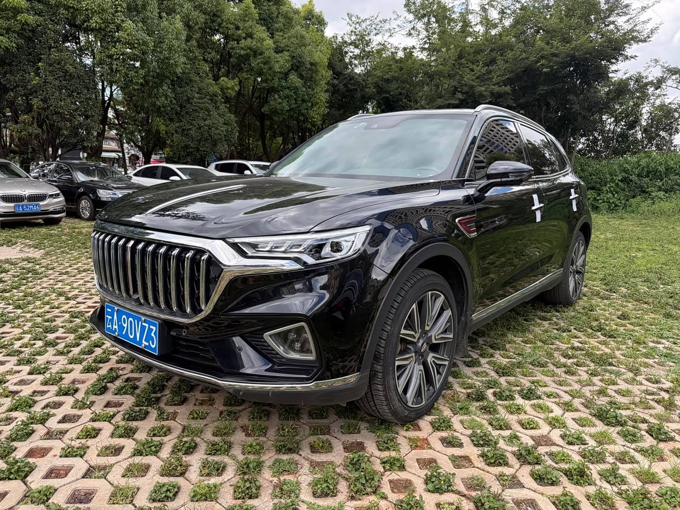 Hongqi HS5