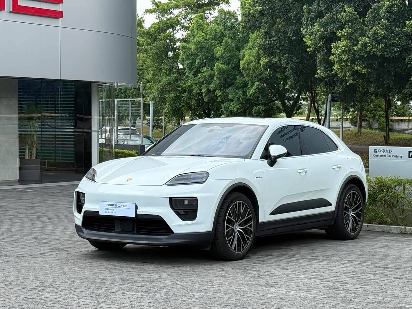 Porsche Macan EV