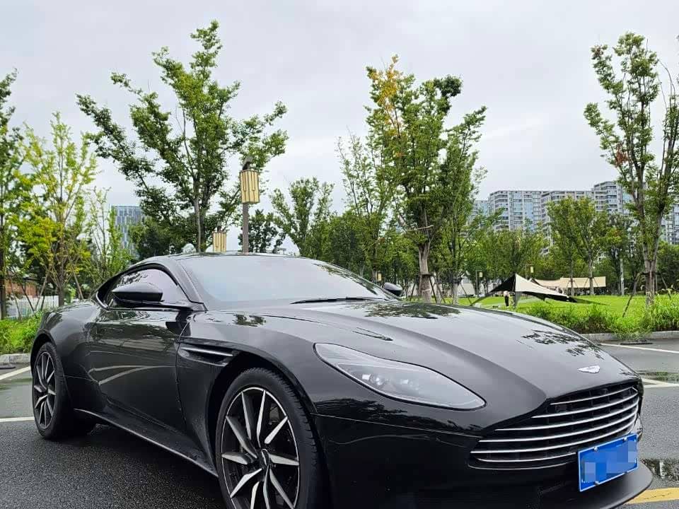 Aston Martin DB11