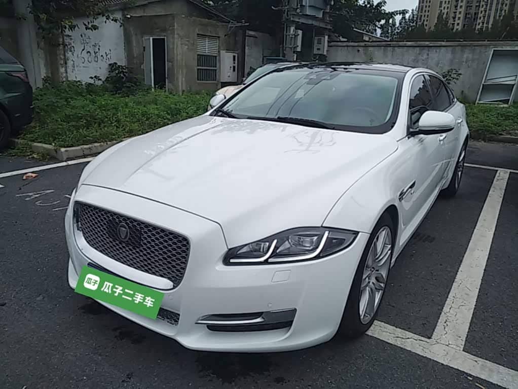 Jaguar XJ