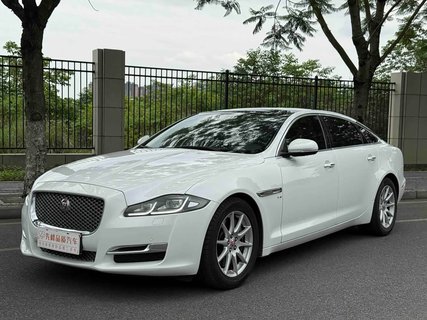 Jaguar XJ