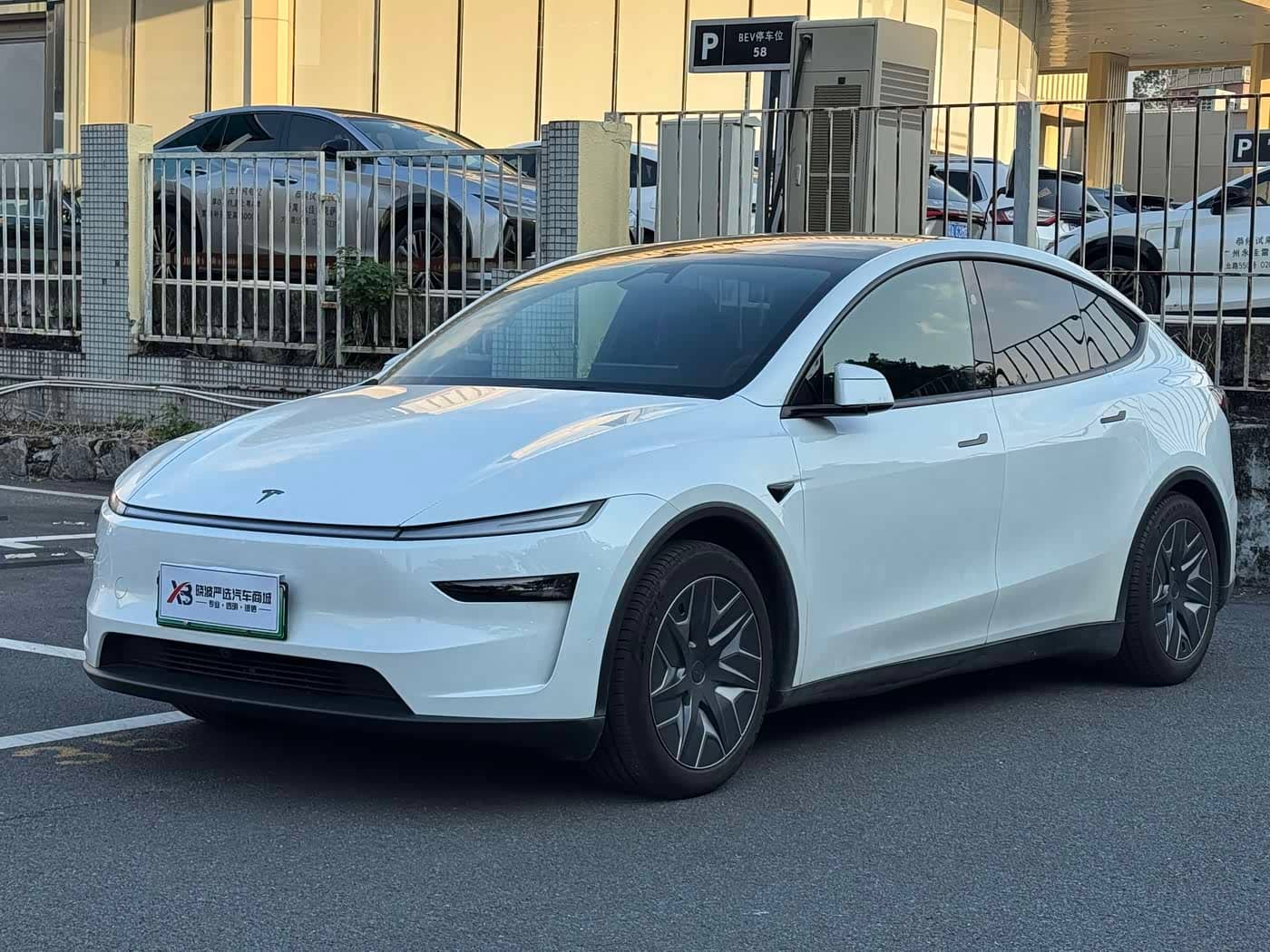 Tesla Model Y L