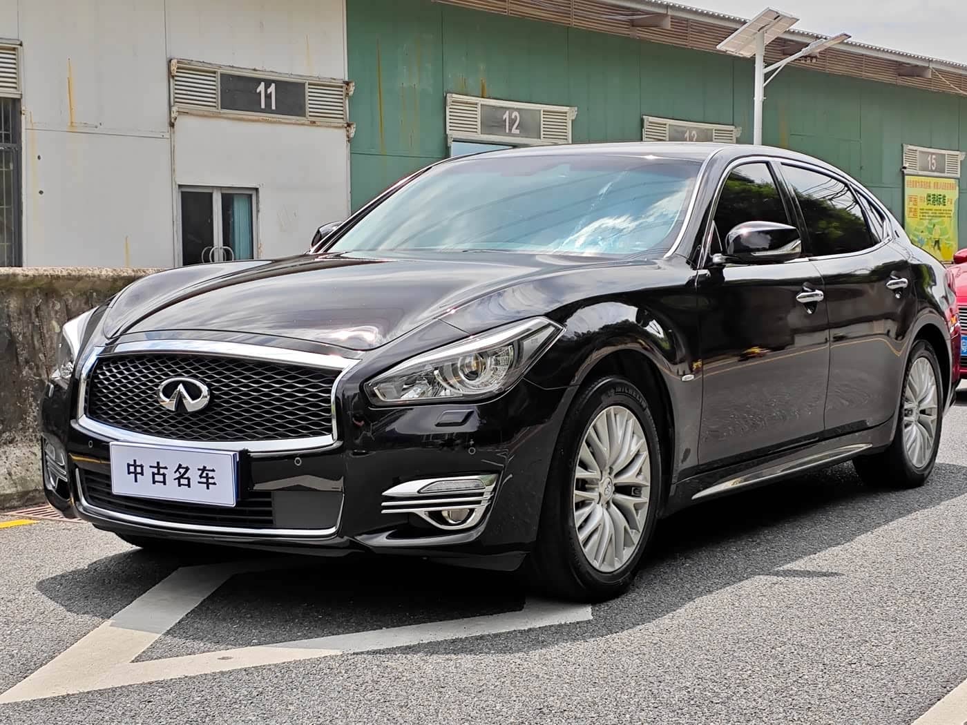 Infiniti Q70