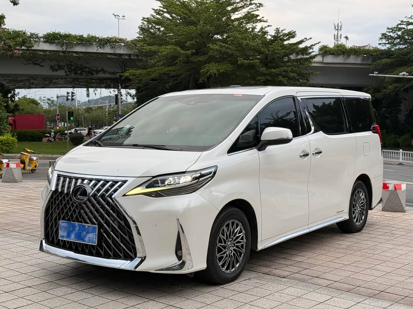 Lexus LM