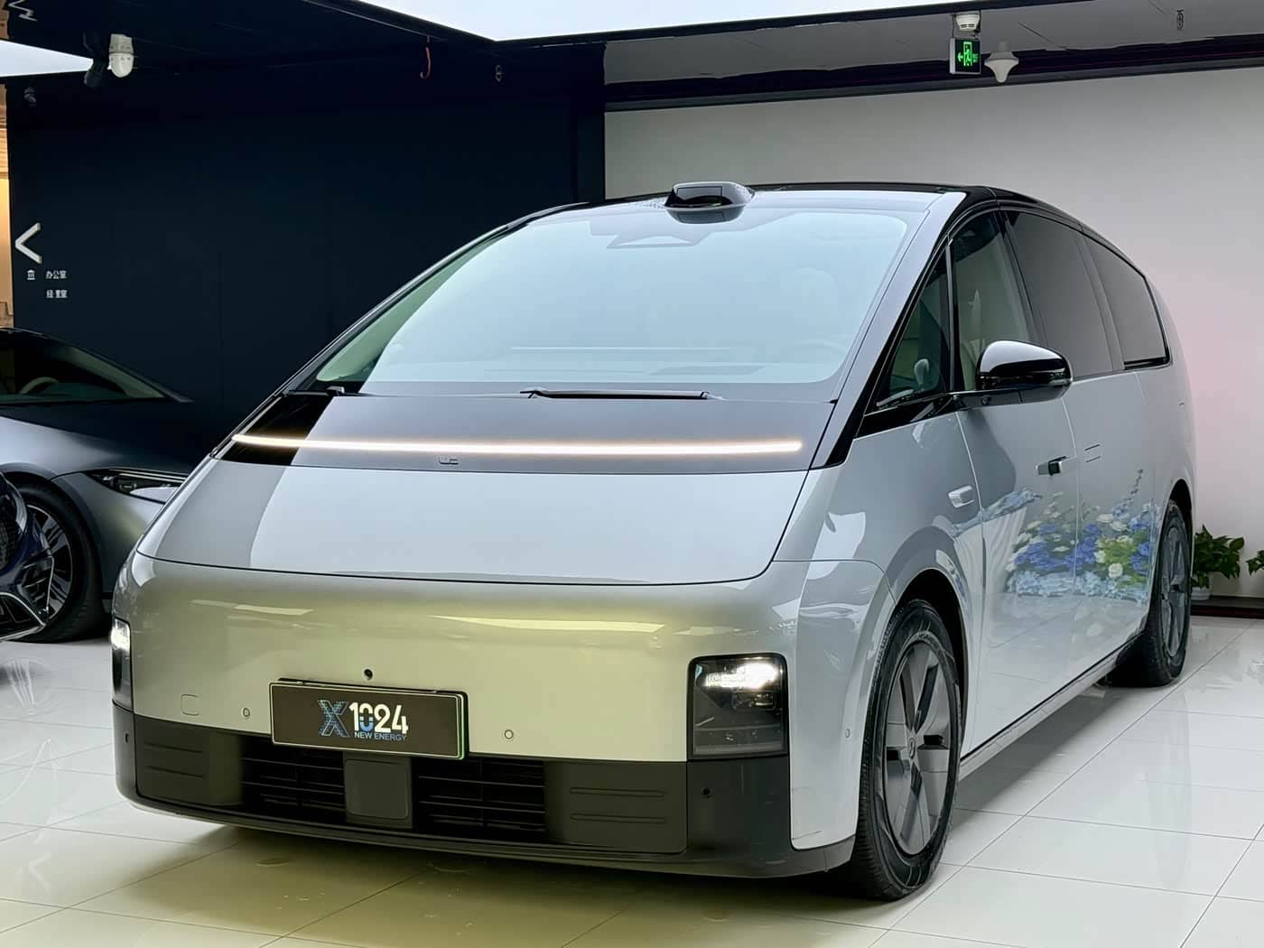 Li Auto MEGA