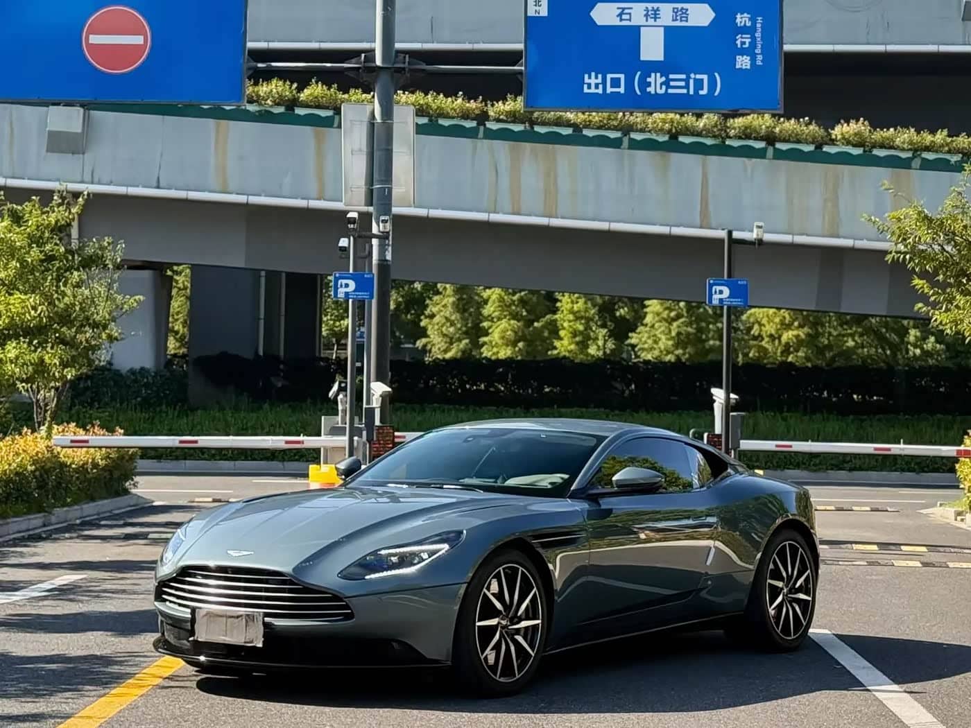 Aston Martin DB11