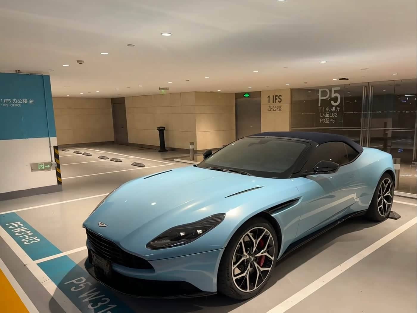 Aston Martin DB11